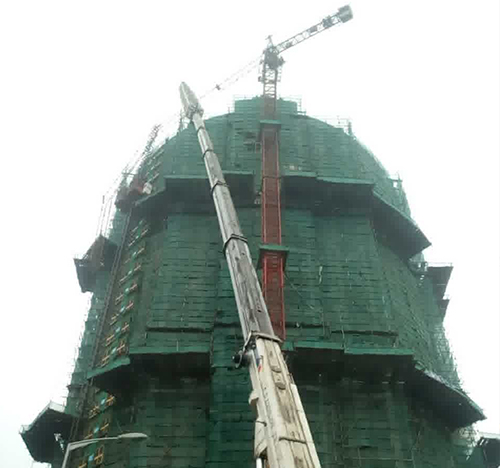 河源市吊车在工地上作业